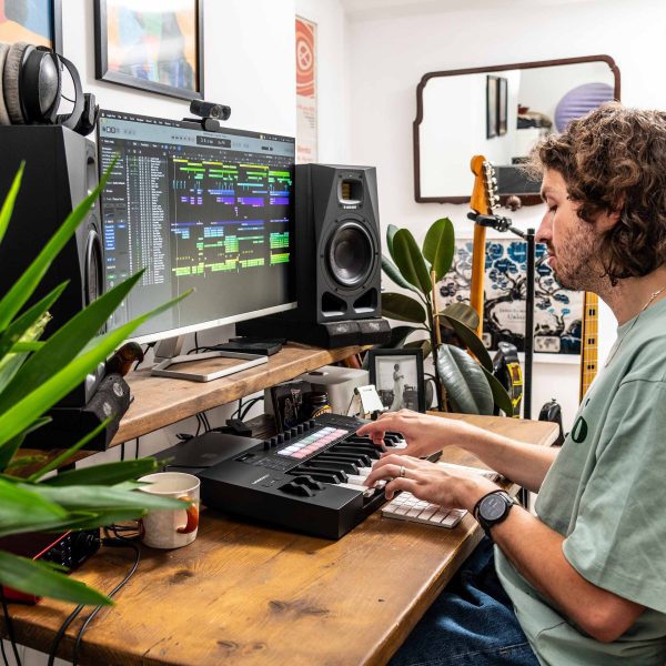 Novation Launchkey 37 MK4 (37 鍵 MIDI 控制鍵盤 — 全尺寸) - Image 9
